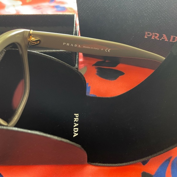 Authentic Prada Sunglasses 👓🌞 - Picture 4 of 5